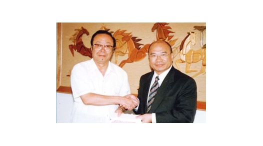 原院長(zhǎng)哈忠義與香港明愛成人高等教育代表團(tuán)團(tuán)長(zhǎng)楊鳴章互贈(zèng)禮品