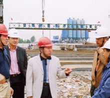       圖為學院畢業(yè)生韋世國副局長（左一）、學院畢業(yè)生九泰公司 總經理關和平（中）在施工現(xiàn)場